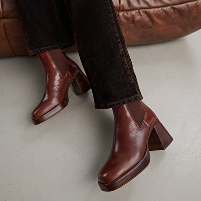 Square toe and elastic boots brown