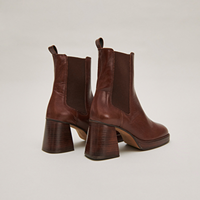 Square toe and elastic boots brown