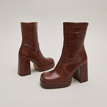 Boots with heels and square toes in brown aged leather | ben