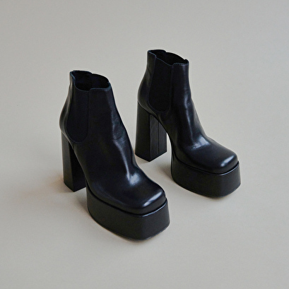 Platform boots with square toe black
