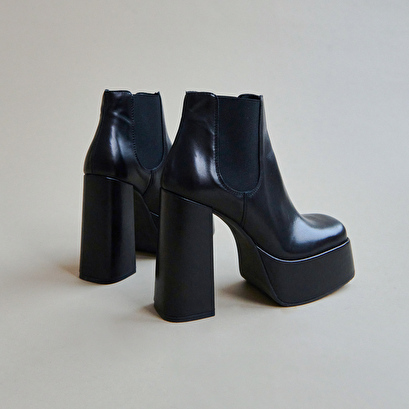 Platform boots with square toe black
