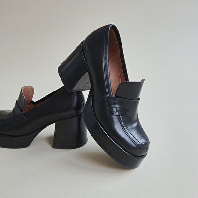 Platform loafers black