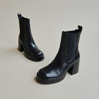 Platform boots with square toes black
