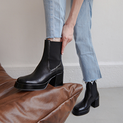 Platform boots with square toes black