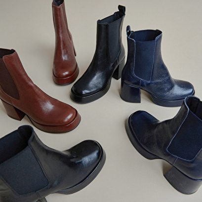 Platform boots with square toes black