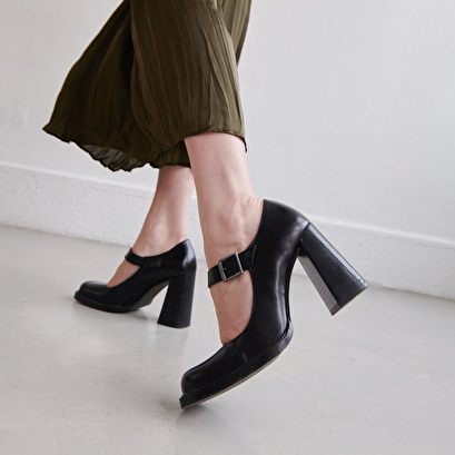 Babies with buckles and square toes in black leather | brieuc