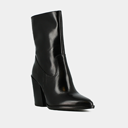 Heeled boots with pointed toes black