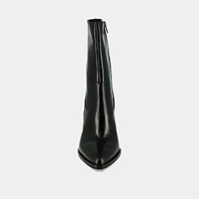 Heeled boots with pointed toes black