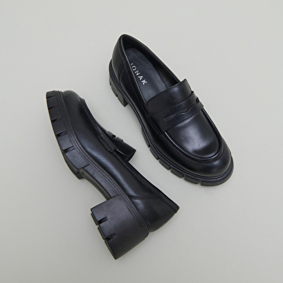 Heeled loafers black