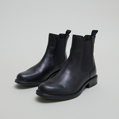 Bottines &agrave; bouts ronds in black leather | audry