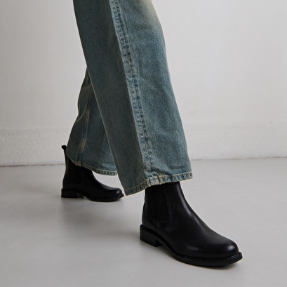 Bottines &agrave; bouts ronds in black leather | audry