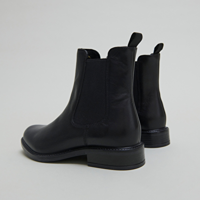 Bottines &agrave; bouts ronds in black leather | audry