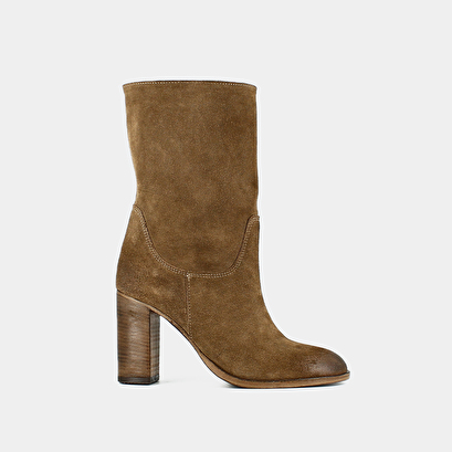 Boots with heels and oval toes taupe