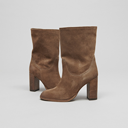 Boots with heels and oval toes taupe