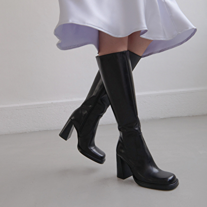 Boots with heels and square toes in black leather | bertrand