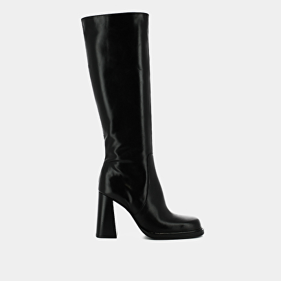 Boots with heels and square toes in black leather | bertrand