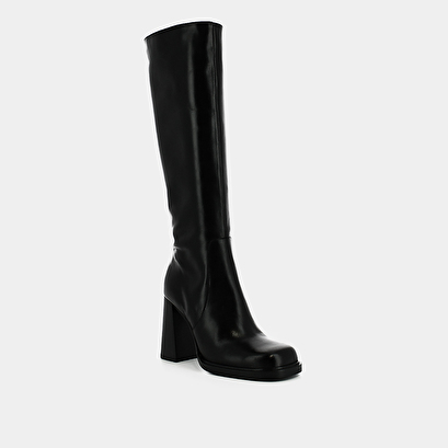Boots with heels and square toes in black leather | bertrand