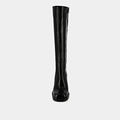 Boots with heels and square toes in black leather | bertrand
