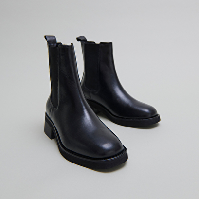 Boots &agrave; bouts arrondis et &eacute;lastiques in black leather | parisse