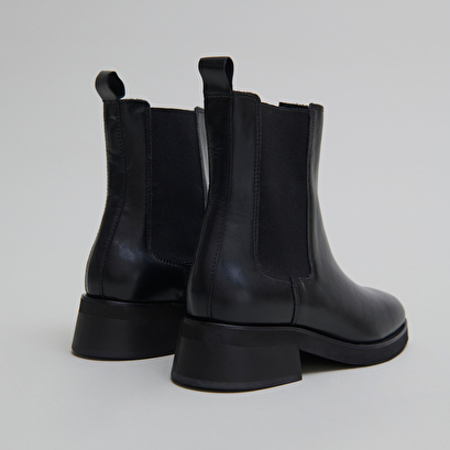 Boots &agrave; bouts arrondis et &eacute;lastiques in black leather | parisse