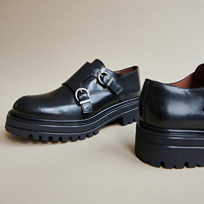 Derbies with double buckles and notched soles in black glazed leather | amsterdam