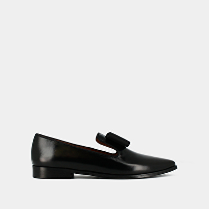 Loafers with bows and pointed toes black