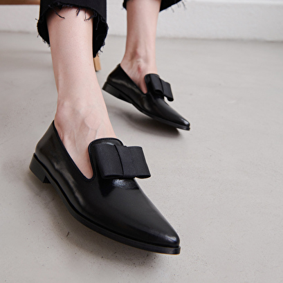 Loafers with bows and pointed toes black