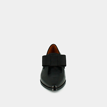 Loafers with bows and pointed toes black
