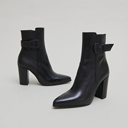 Bottines &agrave; bouts pointus et boucles in black leather | beth