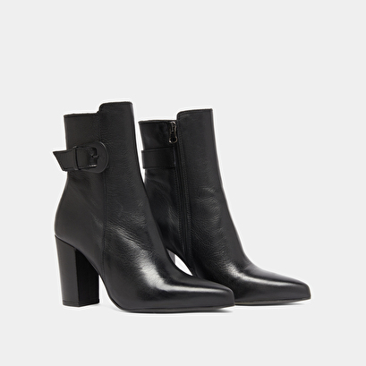 Bottines &agrave; bouts pointus et boucles in black leather | beth