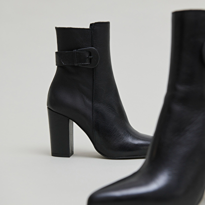Bottines &agrave; bouts pointus et boucles in black leather | beth