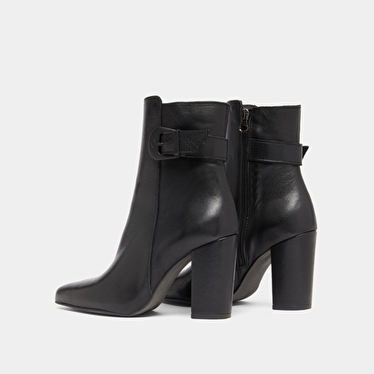 Bottines &agrave; bouts pointus et boucles in black leather | beth