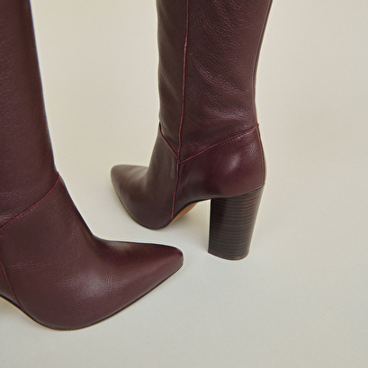 High boots with heels and pointed toes in burgundy leather | bethany