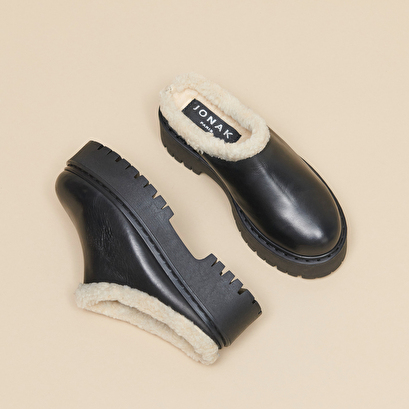 Round-toed mules with notched soles black