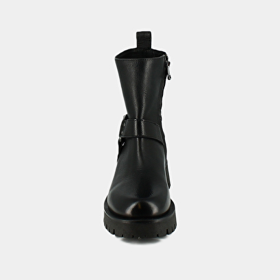 Boots with straps and notched soles in black grained leather | regina