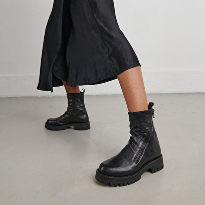 Boots with zips and notched soles in black aged leather | ROLIN