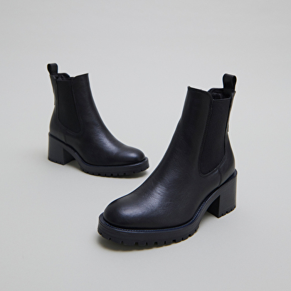 Lowboots with elastic bands in black grained leather | cecile