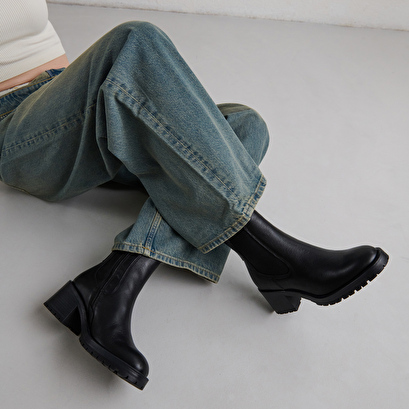 Lowboots with elastic bands in black grained leather | cecile