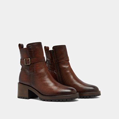 Bottines &agrave; bouts ronds et boucles in cognac reptile leather | clovis