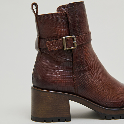 Bottines &agrave; bouts ronds et boucles in cognac reptile leather | clovis