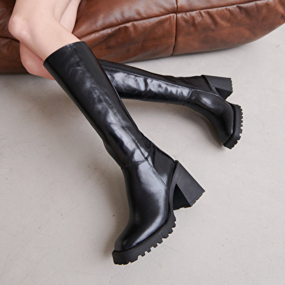 High boots with notched soles and square toes in black leather | GENE