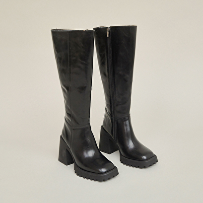 High boots with notched soles and square toes in black leather | GENE
