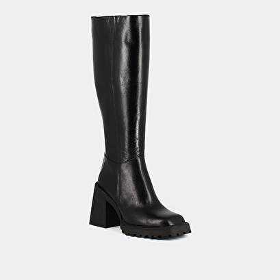 High boots with notched soles and square toes in black leather | GENE