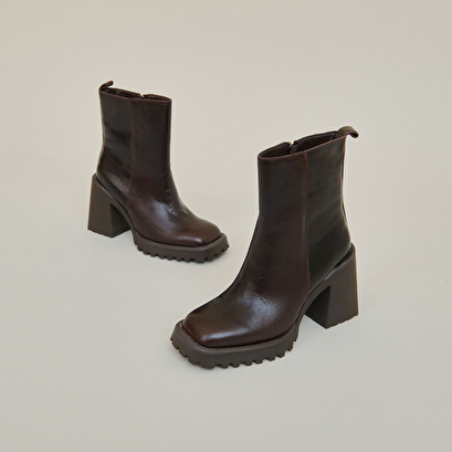 Square-toe and notched-soled boots in brown leather | GENEVE