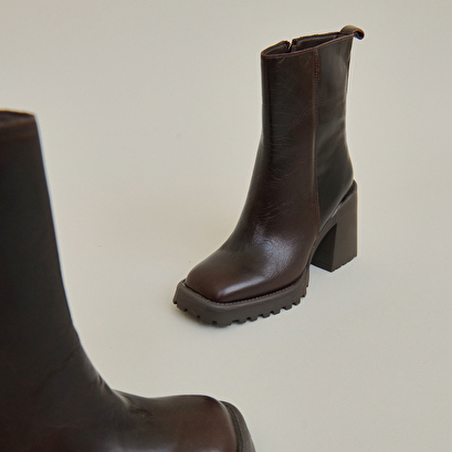 Square-toe and notched-soled boots in brown leather | GENEVE