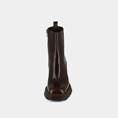 Square-toe and notched-soled boots in brown leather | GENEVE
