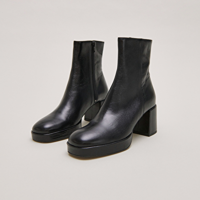 Square-toe boots in black aged leather | vanves