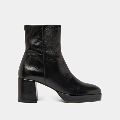 Square-toe boots in black aged leather | vanves