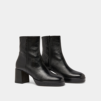Square-toe boots in black aged leather | vanves
