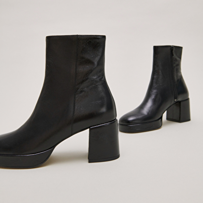 Square-toe boots in black aged leather | vanves